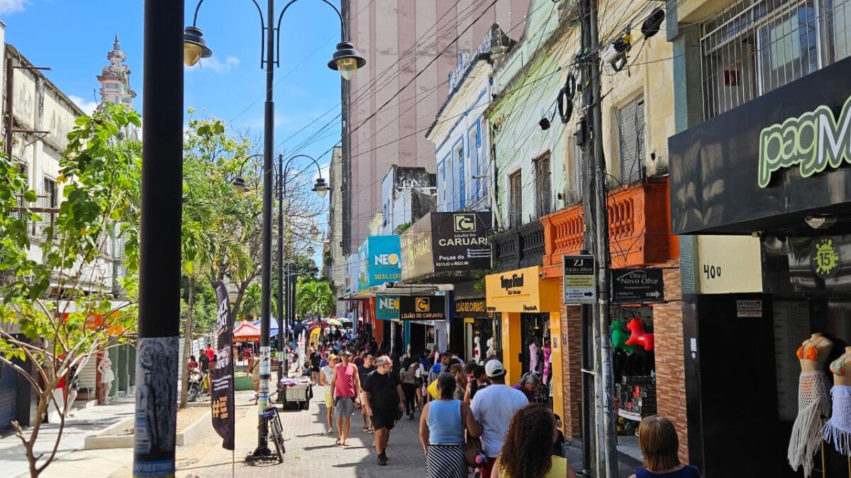 Comércio na Rua Duque de Caxias, no Centro de João Pessoa. (foto: Joaquim Neto/acervo pessoal) feriado proclamação