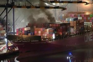 Incêndio em navio de carga provoca explosão no porto de Los Angeles, nos EUA