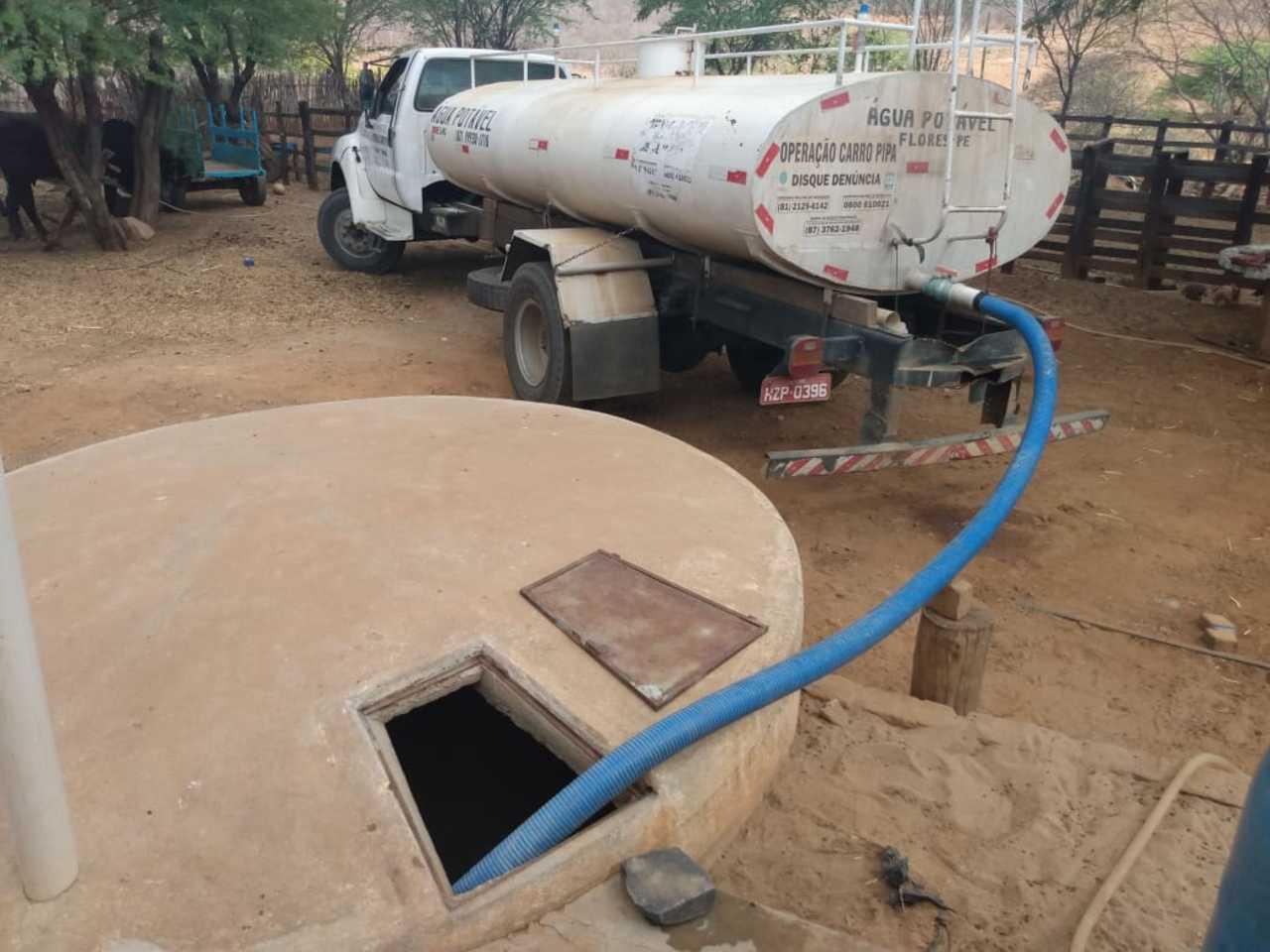 Abastecimento de cisterna com carro-pipa. (foto: divulgao/Exrcito Brasileiro) 