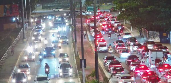 Avenida Beira Rio, em João Pessoa, com trânsito intenso em horário de pico. Foto: Semob-JP