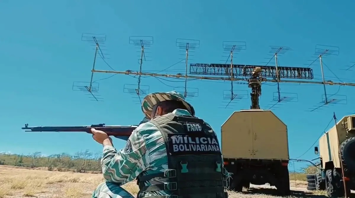 Venezuela faz demonstração de força em resposta à presença militar dos EUA Venezuela faz demonstração de força em resposta à presença militar dos EUA