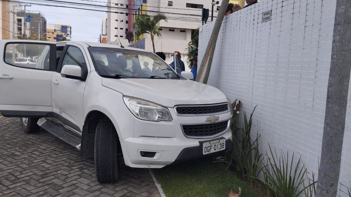 VÍDEO: câmera flagra caminhonete em alta velocidade antes de bater em carro e invadir calçada em Intermares caminhonete, calçada, intermares, cabedelo