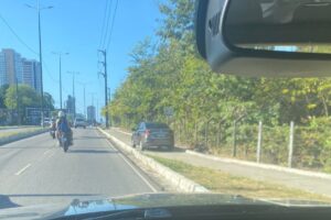 FLAGRA: carro invade e trafega por ciclovia no Altiplano, em João Pessoa