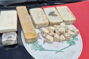 Drogas são apreendidas em terreno baldio no bairro do Roger