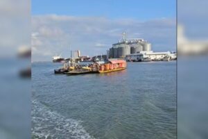 Balsa que faz o trajeto Lucena-Cabedelo quebra no meio do mar