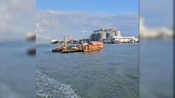 Balsa que faz o trajeto Lucena-Cabedelo quebra no meio do mar