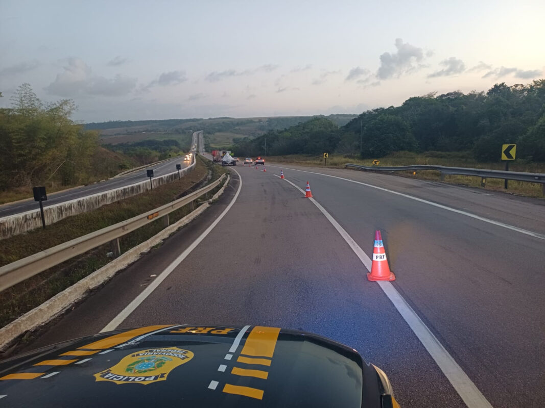 Veículo de carga tomba na BR-101 e pista é parcialmente interditada em Caaporã Veículo de carga tomba na BR-101 e pista é parcialmente interditada em Caaporã