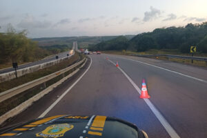 Veículo de carga tomba na BR-101 e pista é parcialmente interditada em Caaporã