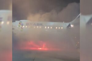 Passageiros de avião são retirados às pressas após incêndio em veículo de bagagens