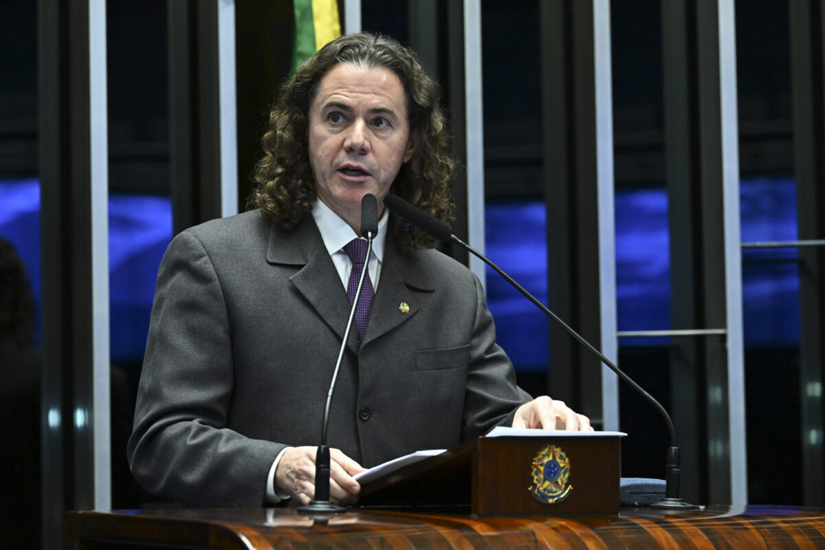 Veneziano vota em Campina Grande e diz esperar que princípios da "boa política" prevaleçam
