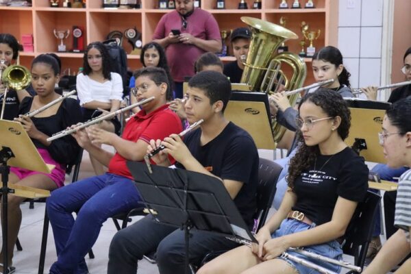 Chico César apresenta concerto em João Pessoa com orquestra formada por crianças e adolescentes de projeto social