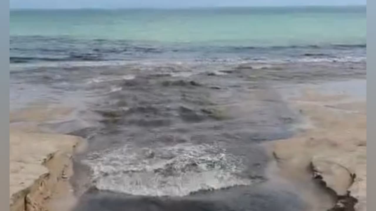Popular denuncia lançamento de água escura na praia de Manaíra - Foto: reprodução/redes sociais