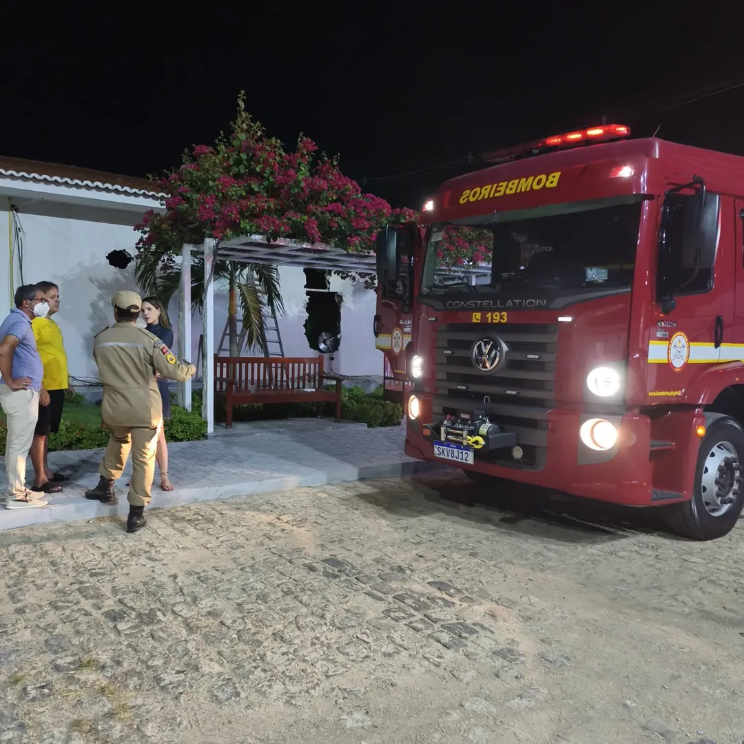 Incêndio atinge sala de cirurgia no Hospital Regional, no Sertão da Paraíba Incêndio atinge sala de cirurgia no Hospital Regional, no Sertão da Paraíba