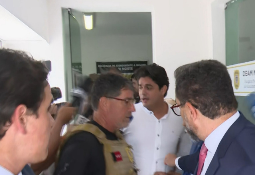 João Lima (camisa branca) deixa delegacia - Foto: reprodução/TV Cabo Branco