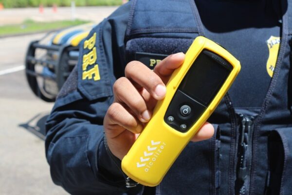 O motociclista foi submetido ao teste do etilômetro, que acusou o índice de 0,81 mg/l.