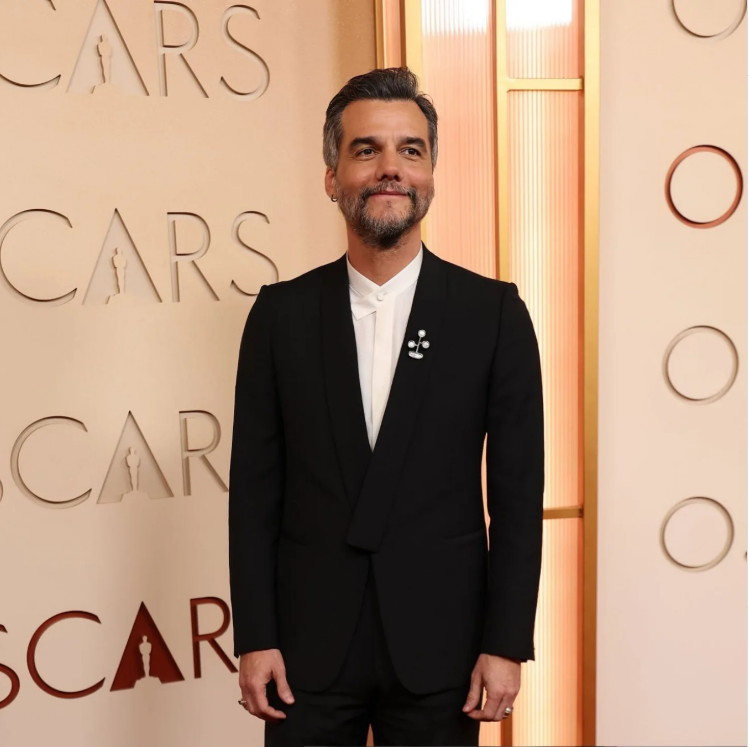Wagner Moura no tapete vermelho do Oscar 2026 — Foto: Divulgação