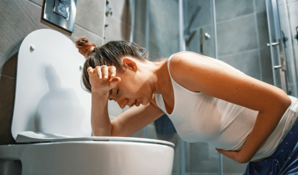 Os principais sintomas incluem diarreia, vômitos, dor abdominal e febre