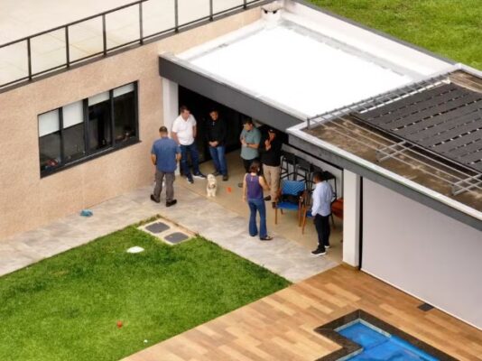 Bolsonaro recebe alta e chega em casa para cumprir prisão domiciliar