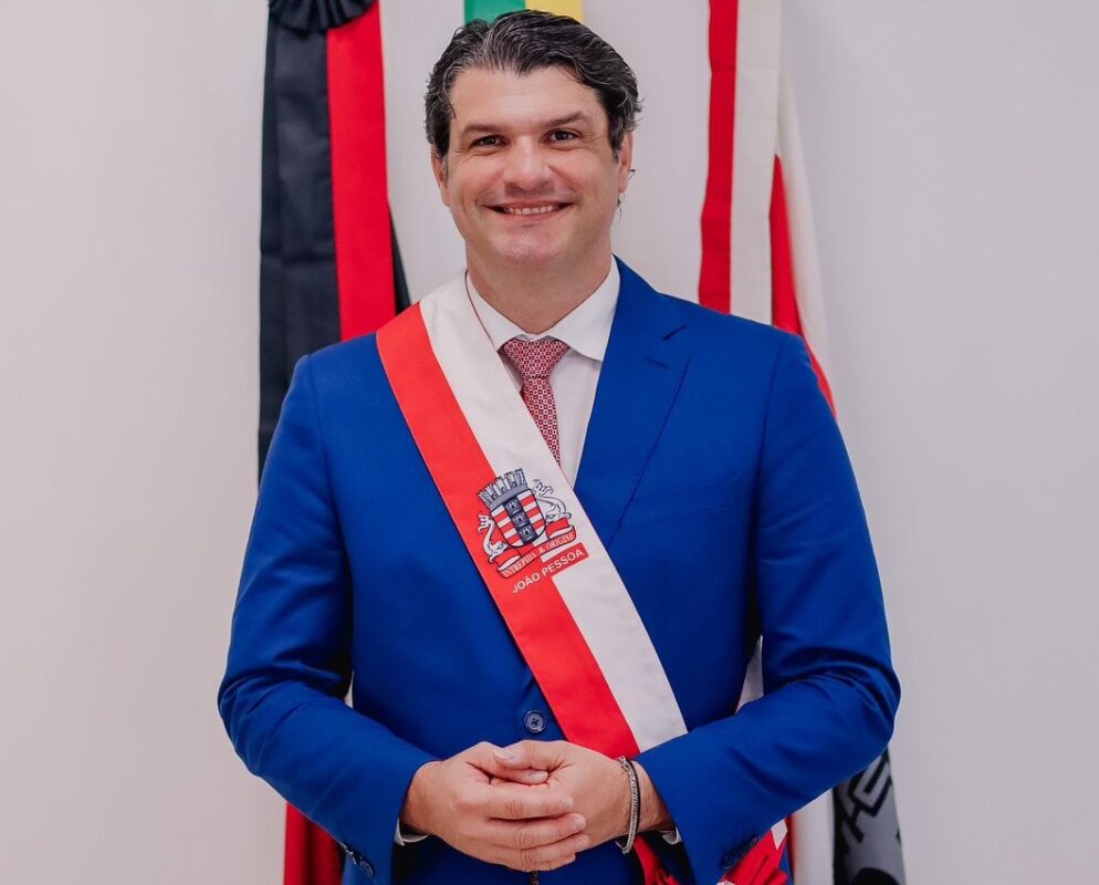 Aécio Neves oficializa entrada do prefeito de João Pessoa, Leo Bezerra, no PSDB