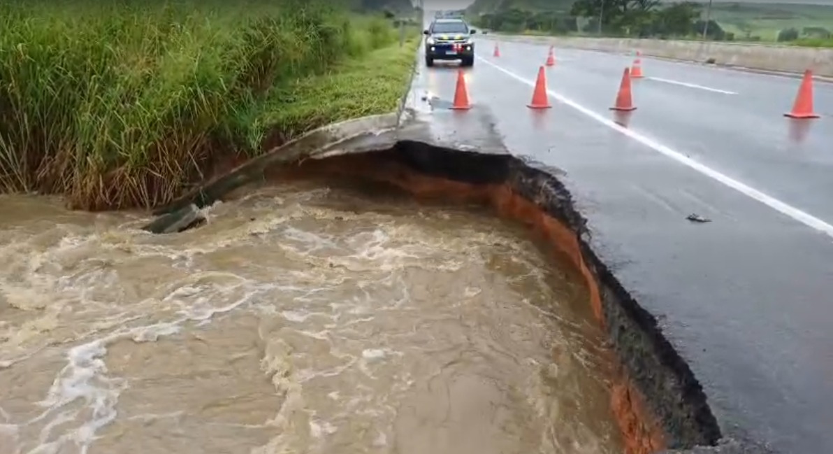 PRF interdita parcialmente BR-101, em Santa Rita, após cratera se abrir no asfalto