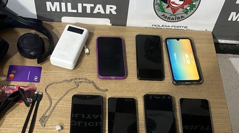 Polícia prende dupla suspeita de assaltos em João Pessoa e recupera celulares roubados