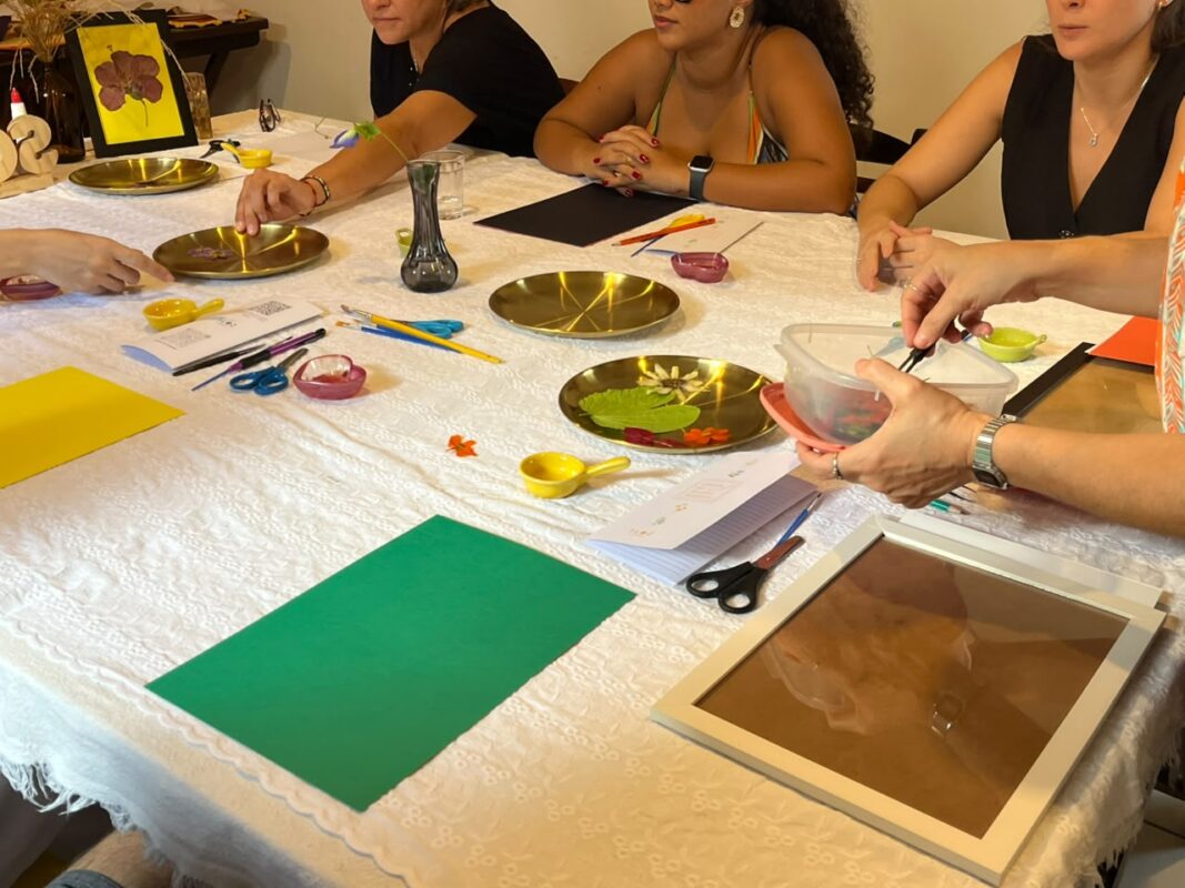 Mesa de trabalho na oficina de arte botânica. Foto: Camila Bezerra/ClickPB