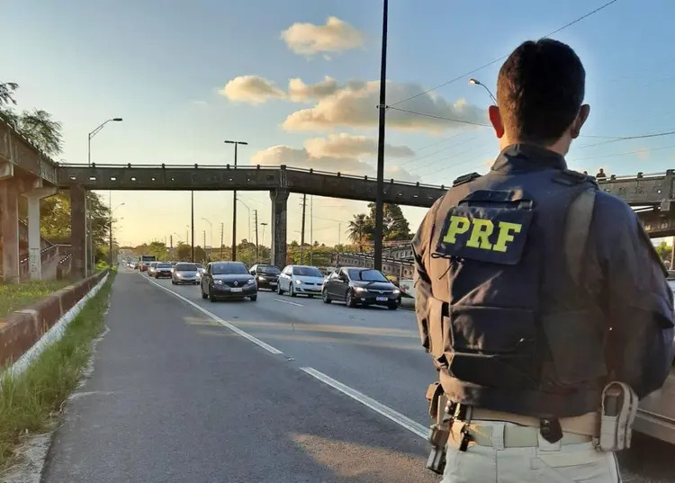 Homem morre após ser atropelado por carro e ônibus na BR-230 em Cajazeiras