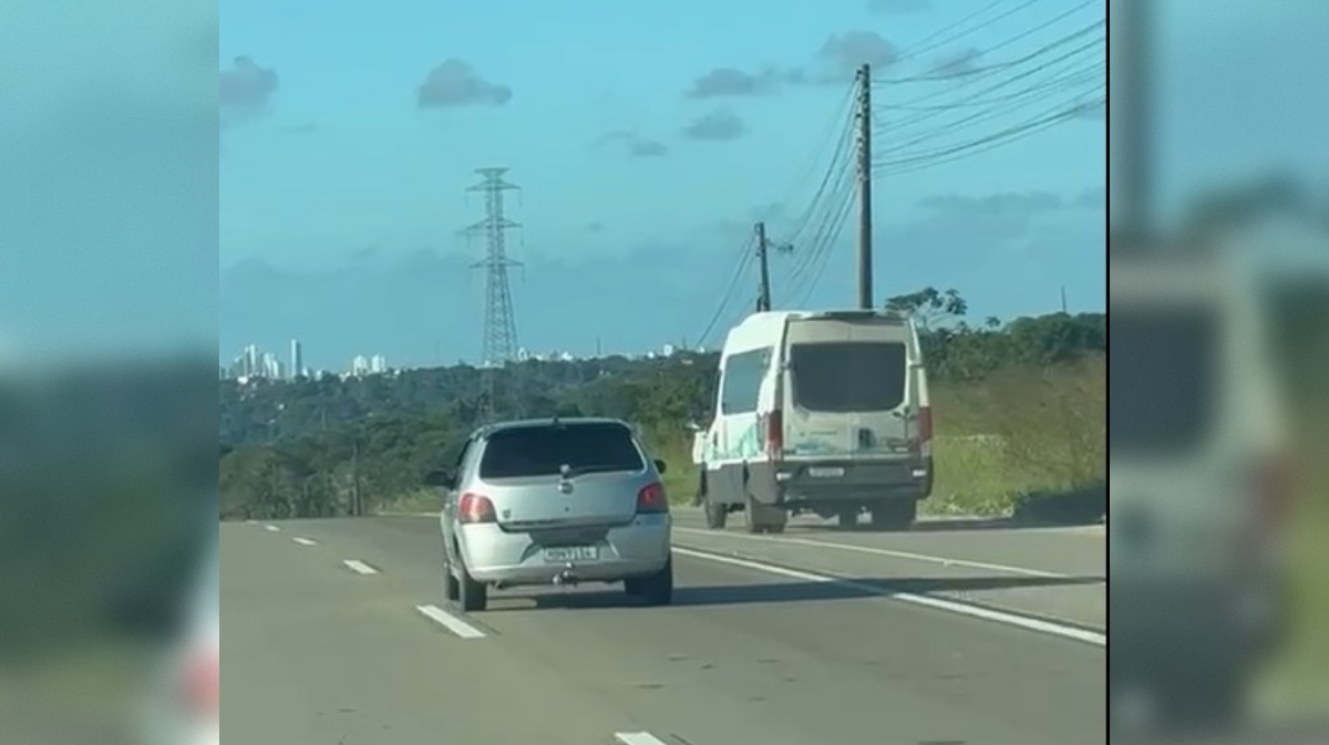 Van envolvida em discussão que terminou em capotamento é da Prefeitura de Alhandra; motorista foi preso