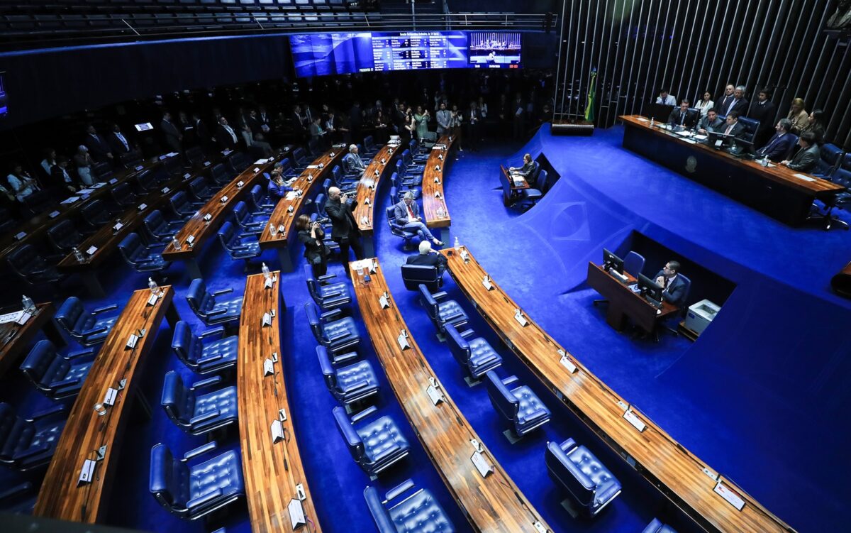 Relator da CCJ do Senado apresenta relatório favorável ao fim da escala 6X1