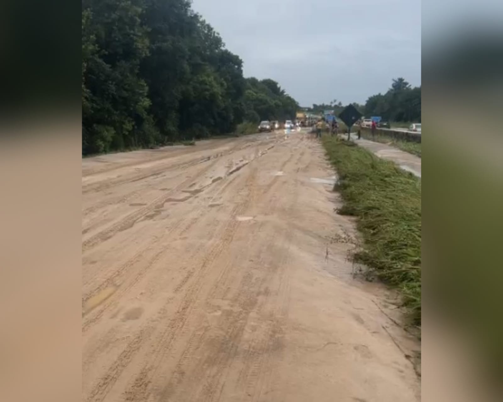 BR-101 é tomada por lama no caminho de João Pessoa para Recife após estouro de barragem