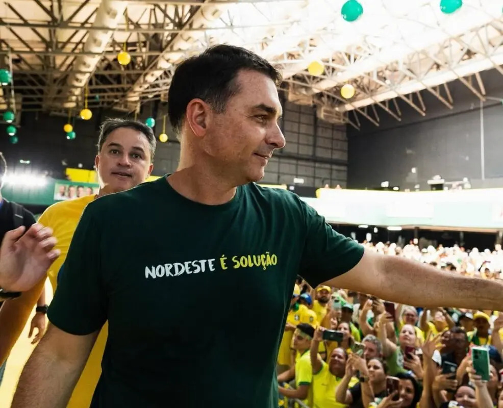 Flávio recua e anuncia voto a favor do fim da Escala 6X1 após visita a Jair Bolsonaro