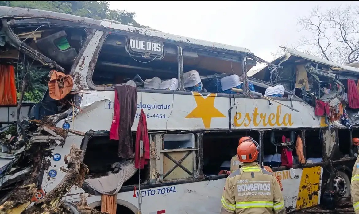 Dez pessoas morrem em tombamento de ônibus em Petrópolis
