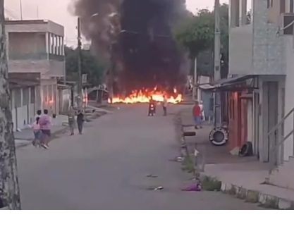 Moradores de comunidade em Rio Tinto fazem protesto após tiroteio que resultou em uma morte