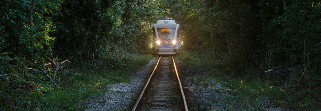 Caminhão-tanque quebra na linha do trem em Cabedelo