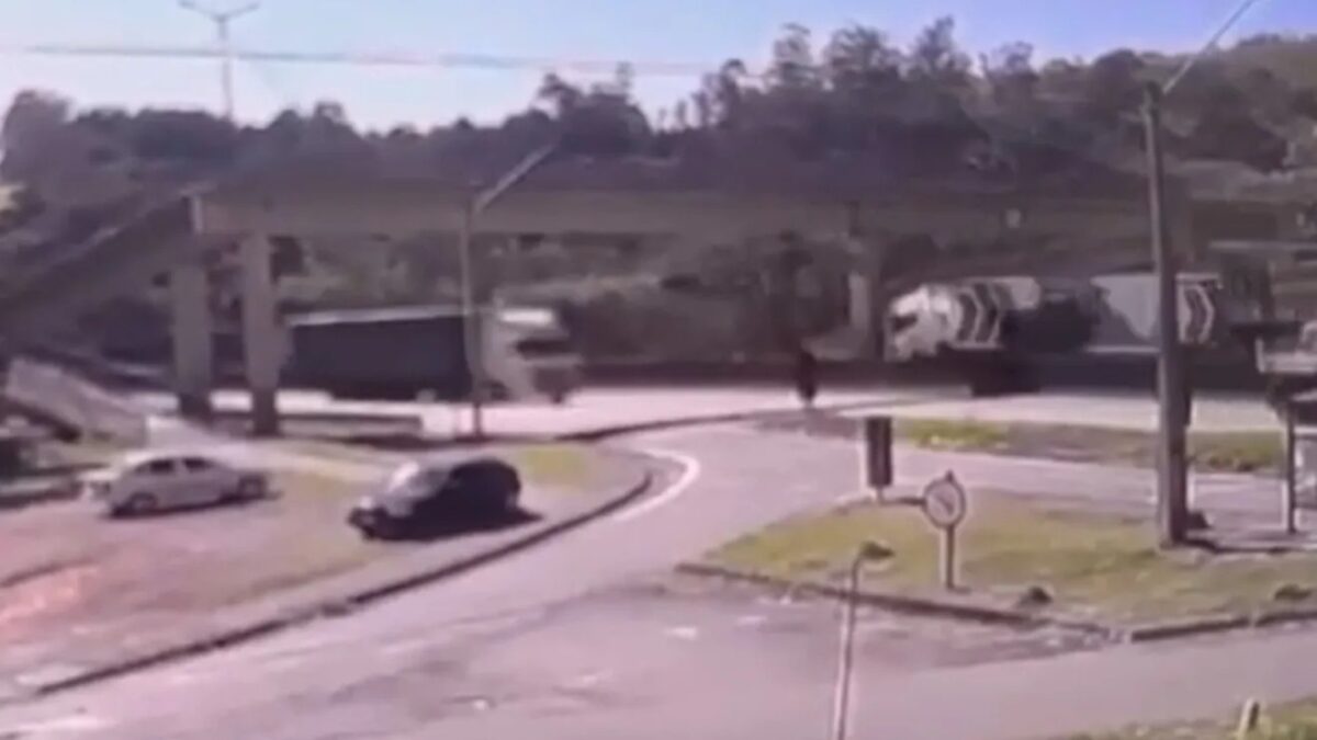 Passarela desaba após ser atingida por caminhão e dois morrem na Fernão Dias em São Paulo