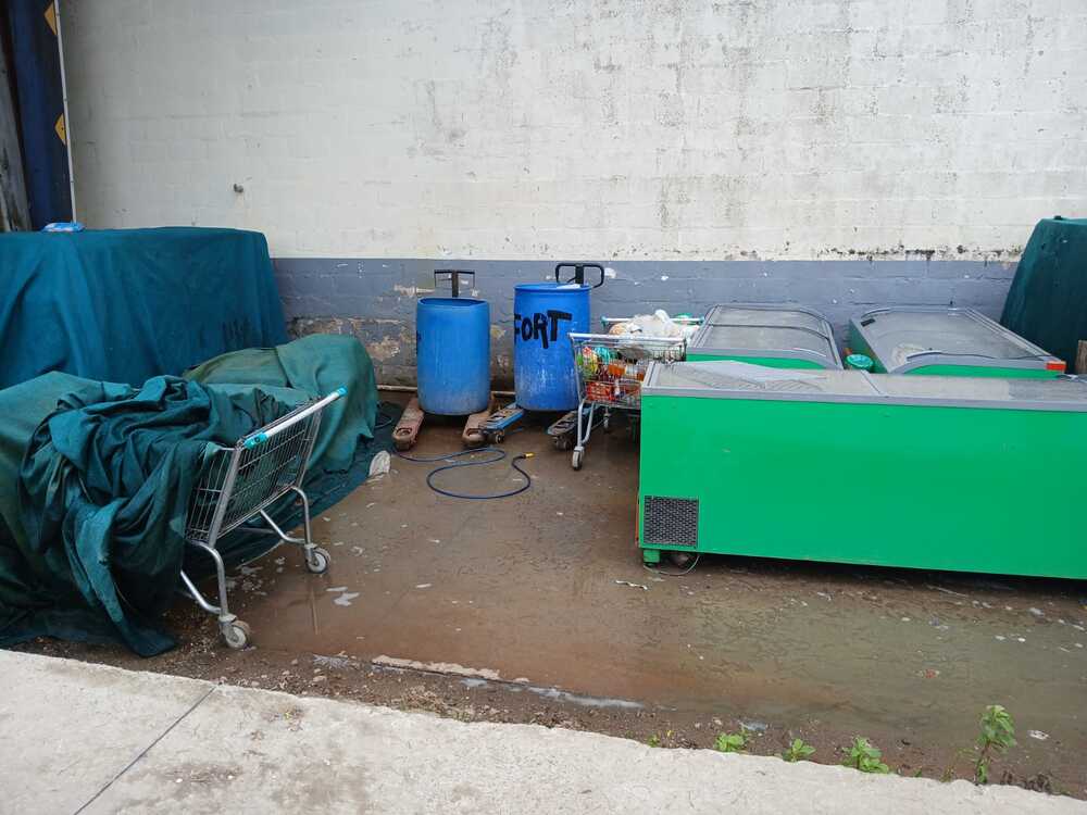 MP-Procon autua atacarejo por irregularidades na conservação e no armazenamento de alimentos, em Campina Grande