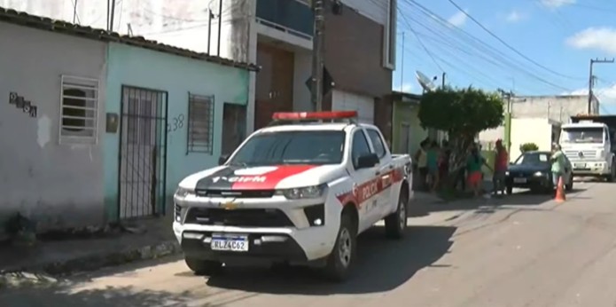 Mulher é morta a tiros dentro de casa em Pedras de Fogo