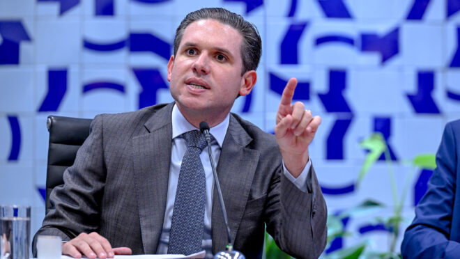 Justiça Eleitoral determina que candidato não repita ataques a Hugo Motta após vídeo chamando-o de "caba safado" e "traidor"