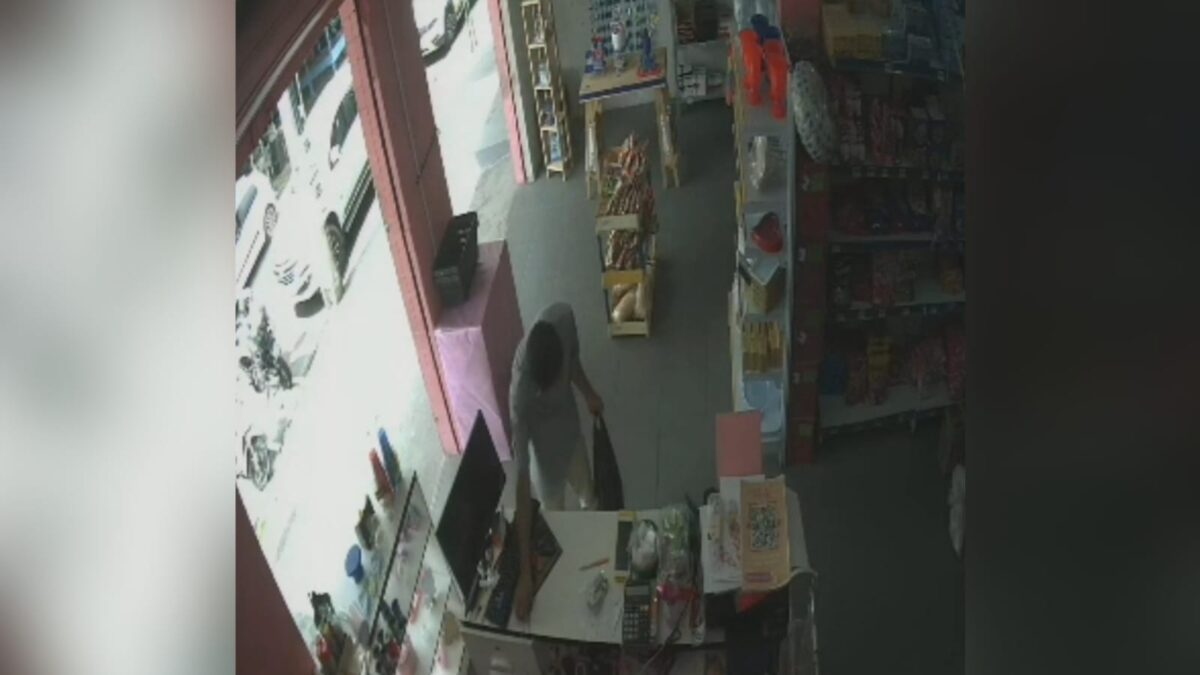 Homem furta celular de loja em Bayeux e câmeras registram crime
