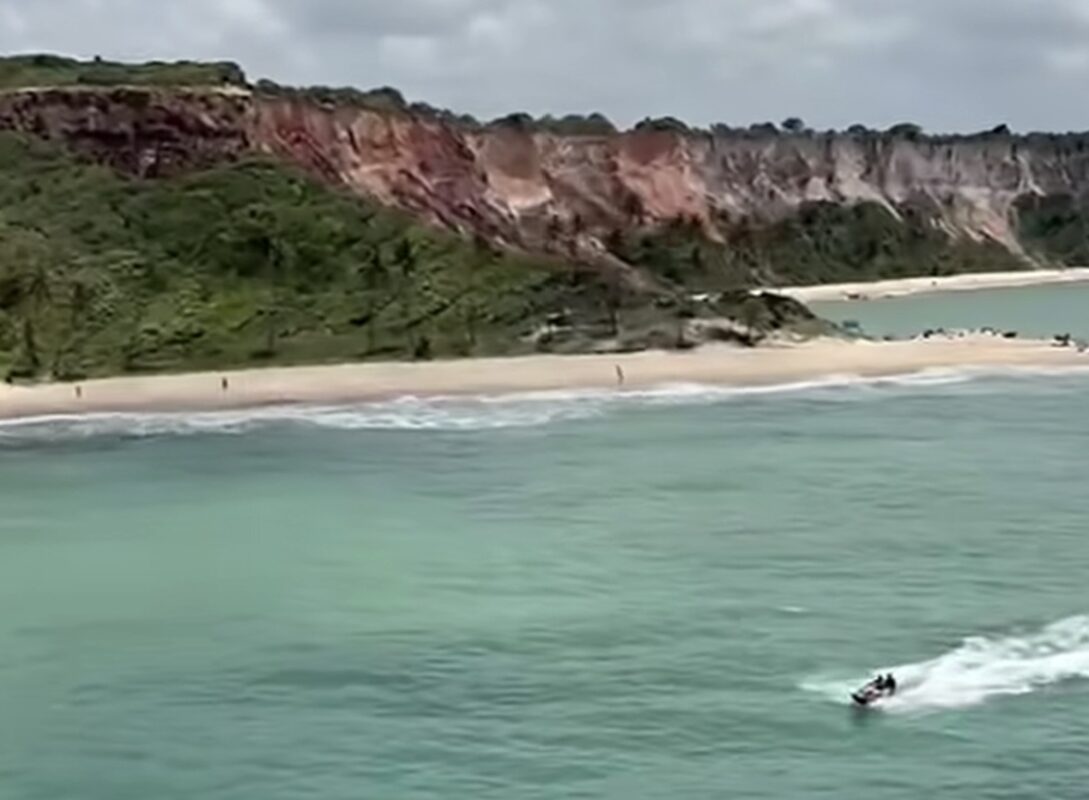 Corpo de jovem desaparecido após mergulho na praia de Coqueirinho é encontrado após dois dias de buscas