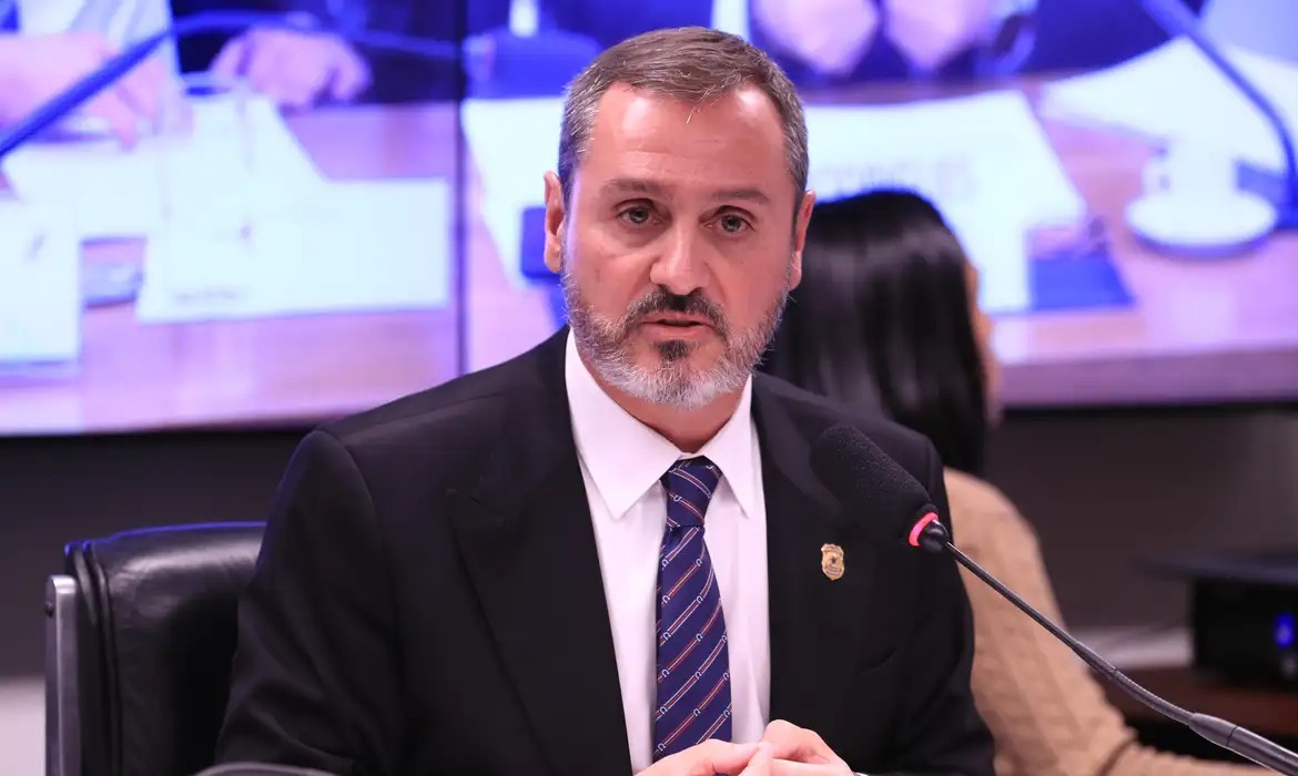Ministro Fachin suspende decisões de Mendonça e Dino sobre Andrei na PF
