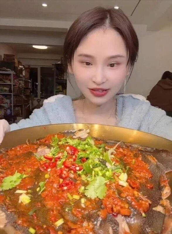 Influenciadora que fazia vídeos comendo grandes quantidades de comida morre aos 24 anos na China