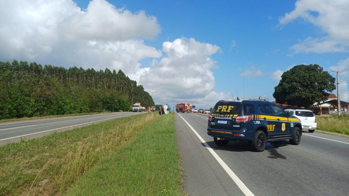 Caminhão-tanque tomba na BR-230 e deixa motorista ferido na Paraíba