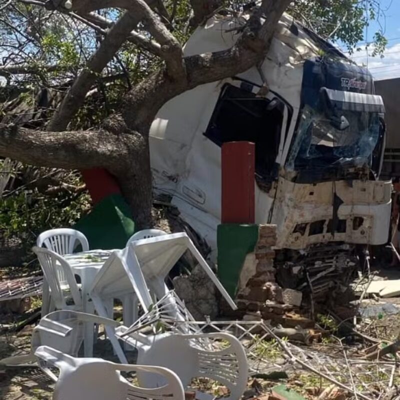 Carreta sai da pista, atinge restaurante e deixa uma pessoa ferida em Monteiro