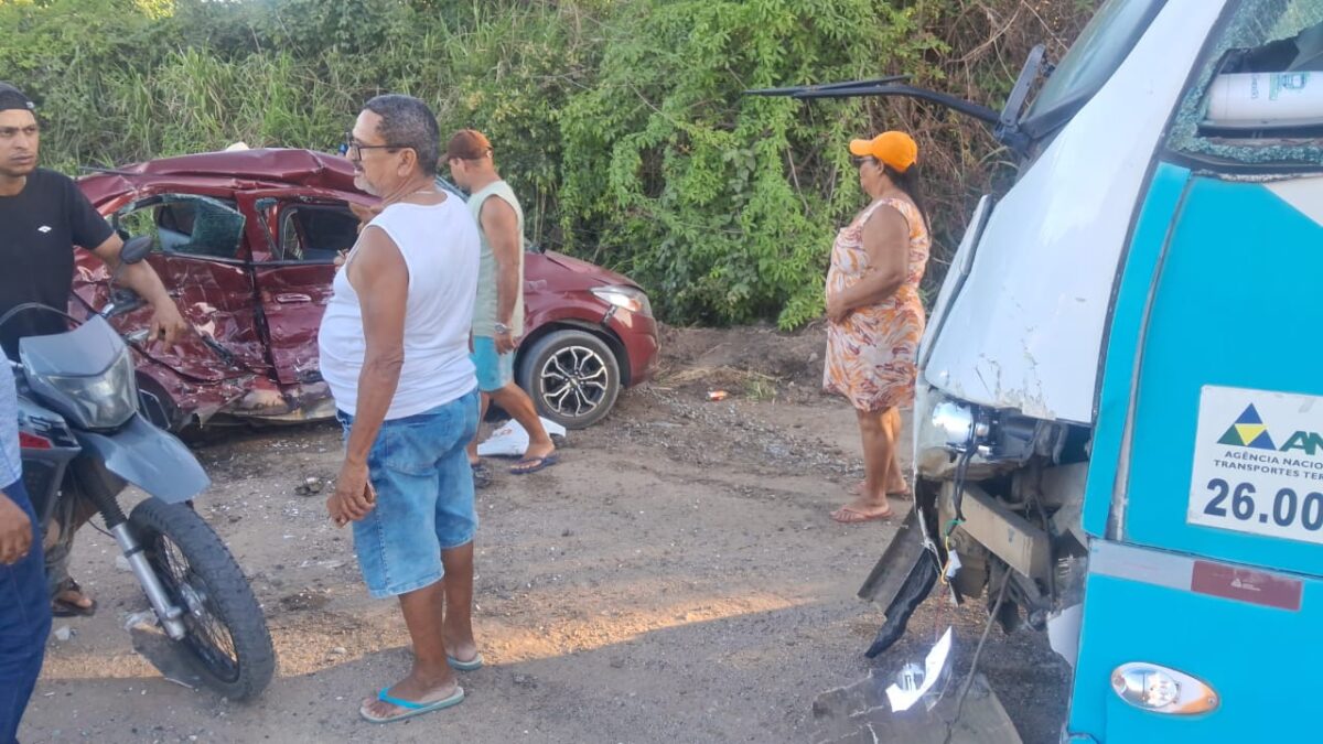 Mulher morre e crianças ficam feridas em colisão entre ônibus e carro em Acaú