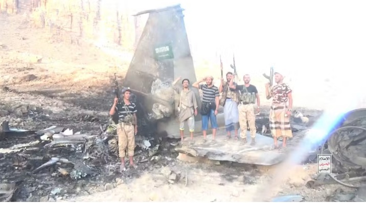 Grupo terrorista posa com destroços de F-15 da Arábia Saudita, mas nega ataque contra Meca