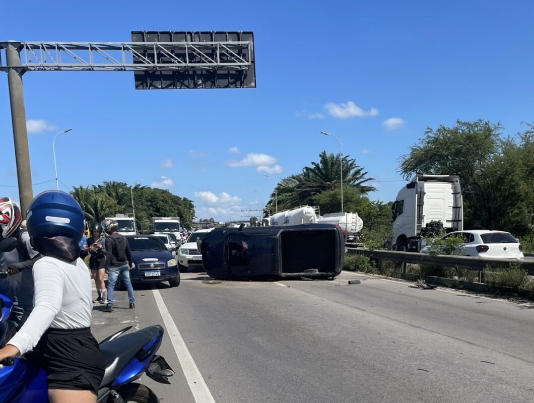Carro capota na BR-230, nas Três Lagoas, e causa congestionamento