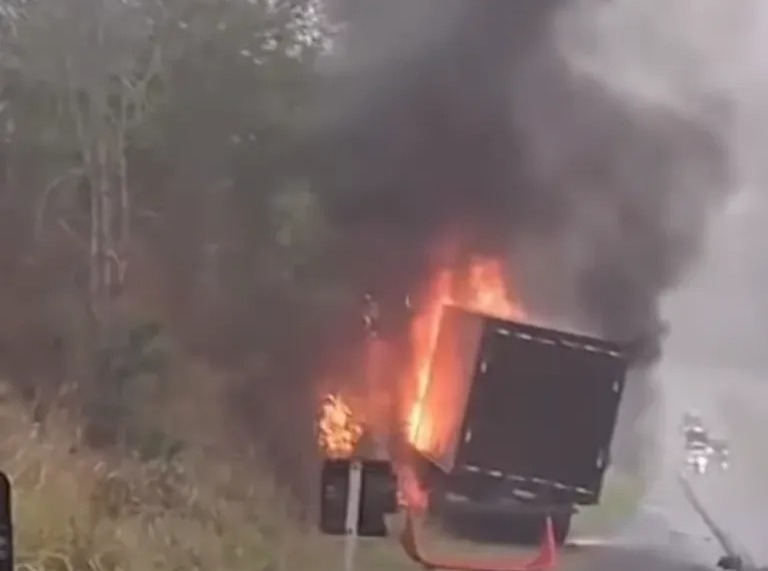 Caminhão pega fogo na BR-230, em Campina Grande, após acidente