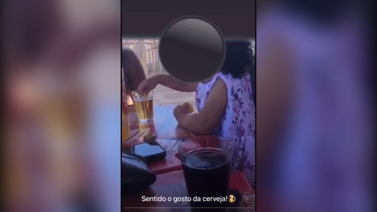 Polícia instaura inquérito após vídeo mostrar criança de 1 ano comendo salgado molhado em cerveja em Juru
