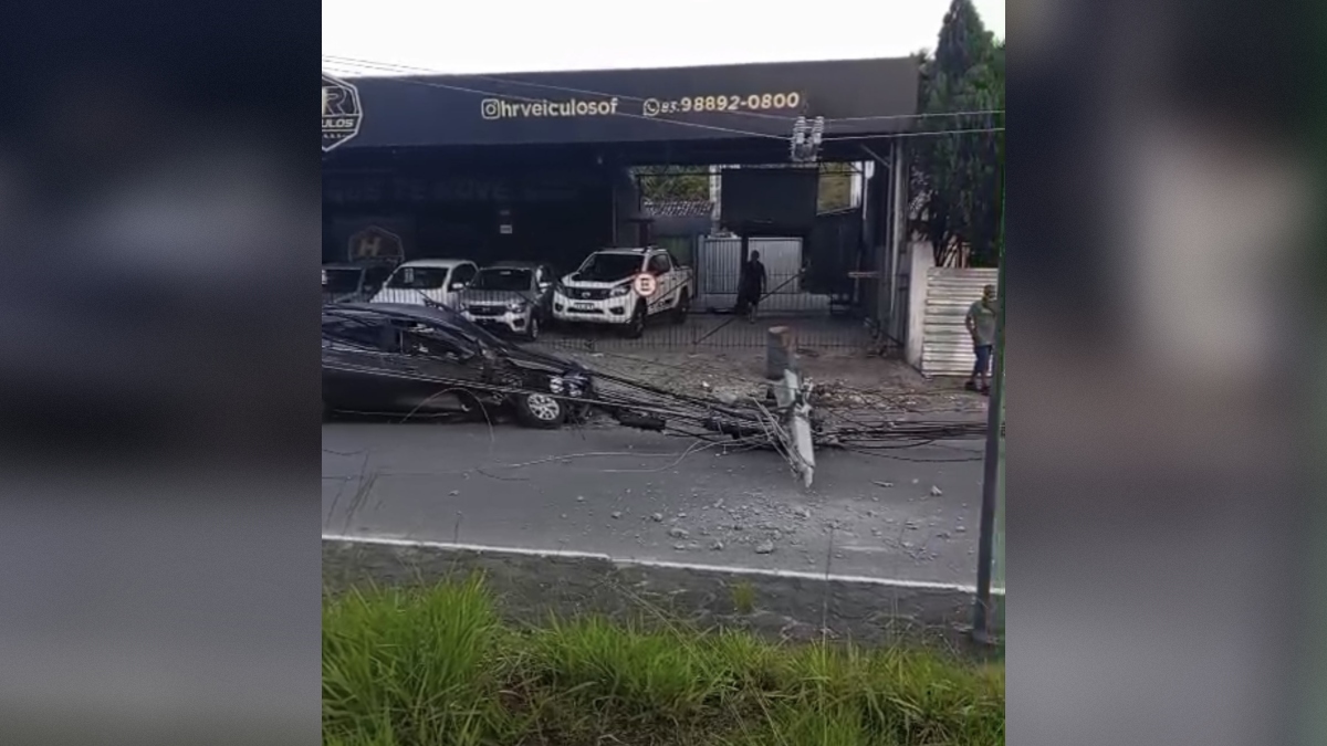 Carro bate em poste e interdita trecho da Avenida Cruz das Armas, em João Pessoa